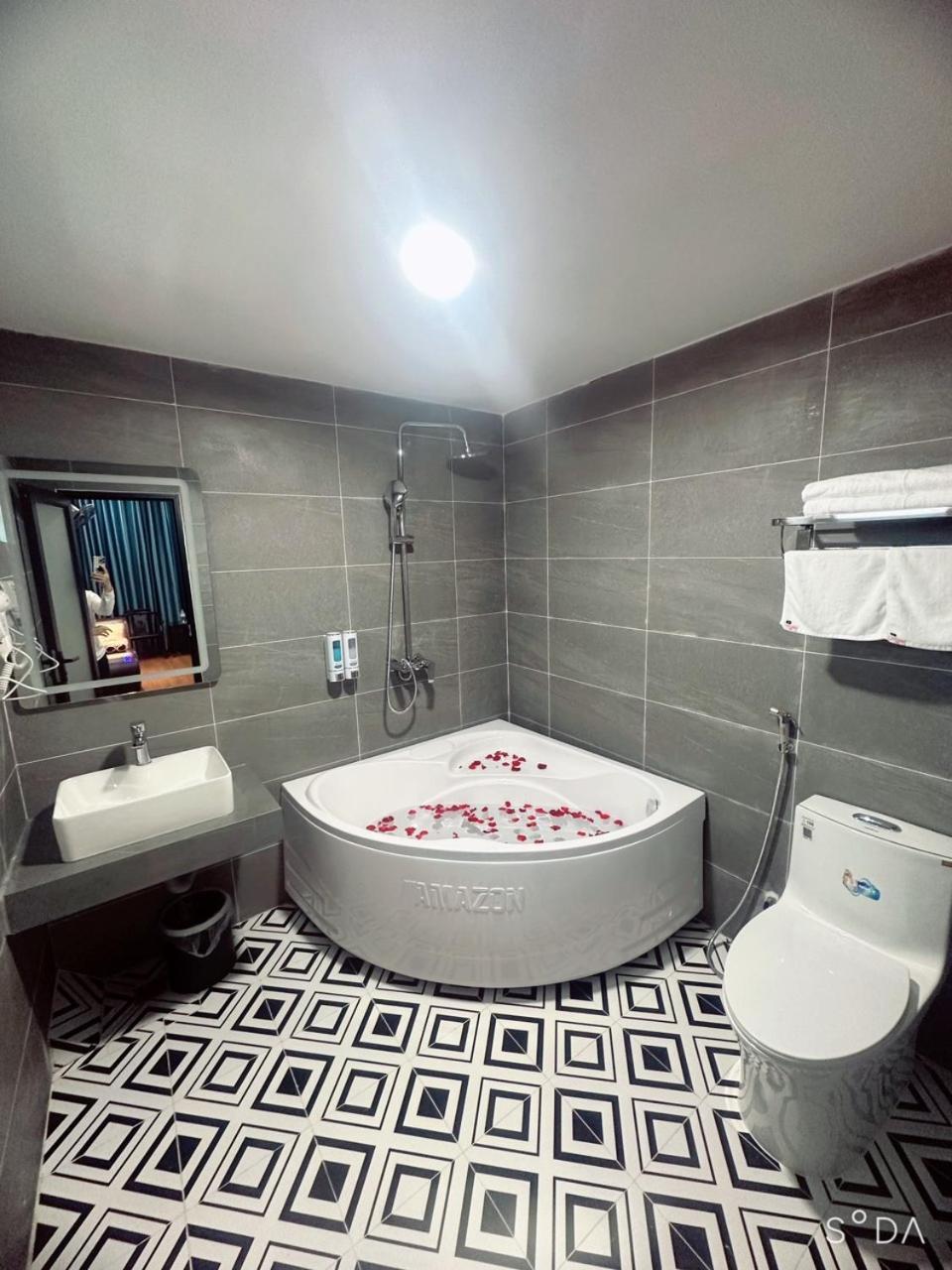 Nhat Tan Hotel Hanoi Exterior photo
